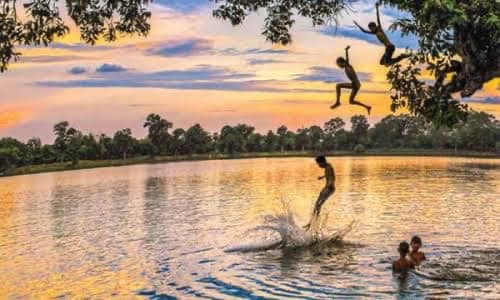 Mùa thu không có lá vàng – chỉ có những trận cười tuổi thơ trên bãi đất&nbsp;trống